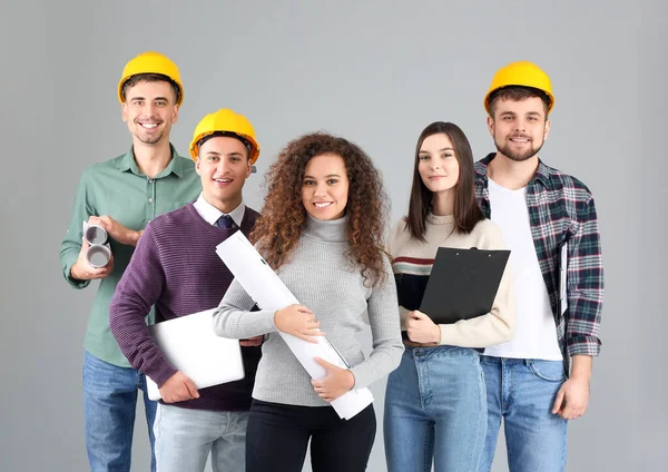 Grupo Jóvenes Arquitectos Sobre Fondo Gris — Foto de Stock