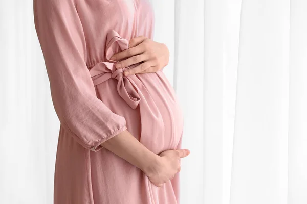 Vacker Gravid Kvinna Nära Fönstret Hemma — Stockfoto