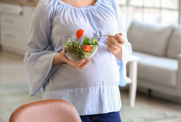 Wanita Muda Hamil Cantik Dengan Salad Sehat Rumah — Stok Foto