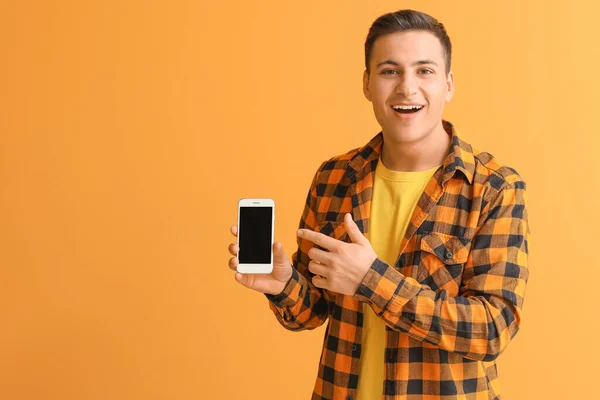 Νεαρός Άνδρας Κινητό Τηλέφωνο Στο Φόντο Χρώμα — Φωτογραφία Αρχείου