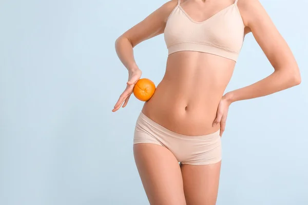 Mujer Joven Con Fruta Naranja Sobre Fondo Color Concepto Celulitis — Foto de Stock