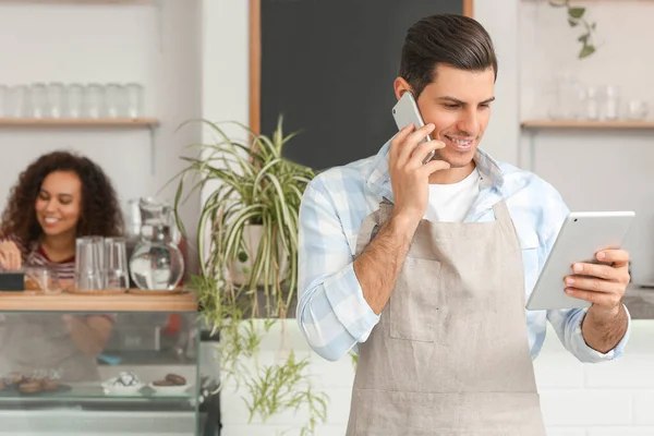 Zakelijke Eigenaar Werkt Zijn Cafe — Stockfoto