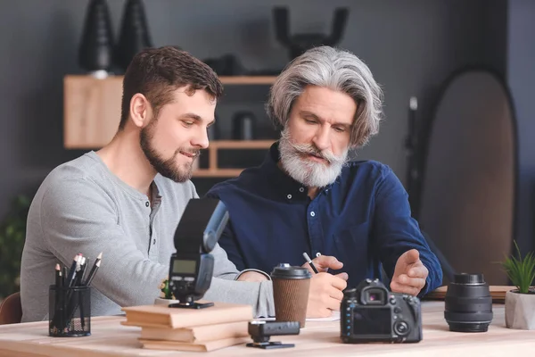 Mentor Geeft Les Aan Jonge Fotografen Studio — Stockfoto