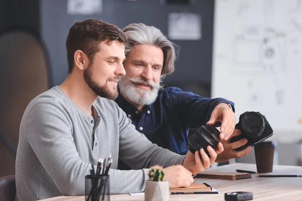 Mentor Enseñando Jóvenes Fotógrafos Estudio — Foto de Stock