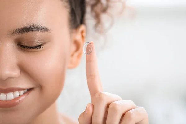 Young African American Woman Contact Lens Home Closeup — Stock Photo, Image