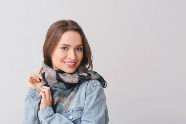 Hermosa Mujer Joven Con Bufanda Elegante Sobre Fondo Gris —  Fotos de Stock