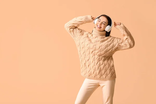 Belle Jeune Femme Écoutant Musique Dansant Sur Fond Couleur — Photo