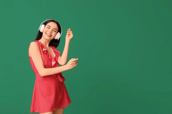 Piękna Młoda Kobieta Słuchająca Muzyki Tańcząca Kolorowym Tle — Zdjęcie stockowe