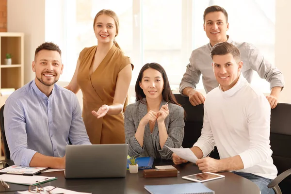 Empresários Que Têm Reunião Escritório — Fotografia de Stock