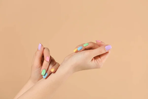 Manos Mujer Joven Con Hermosa Manicura Sobre Fondo Color —  Fotos de Stock