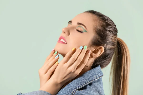 Mujer Joven Con Hermosa Manicura Sobre Fondo Color — Foto de Stock