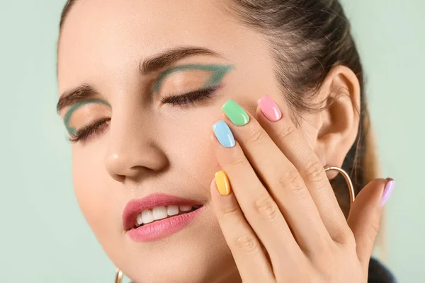 Mujer Joven Con Hermosa Manicura Sobre Fondo Color Primer Plano — Foto de Stock