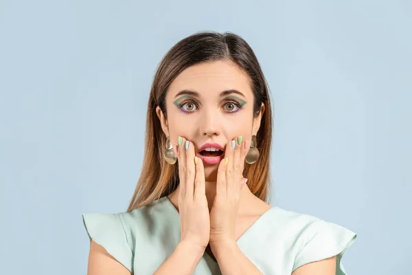 Överraskad Ung Kvinna Med Vacker Manikyr Färg Bakgrund — Stockfoto