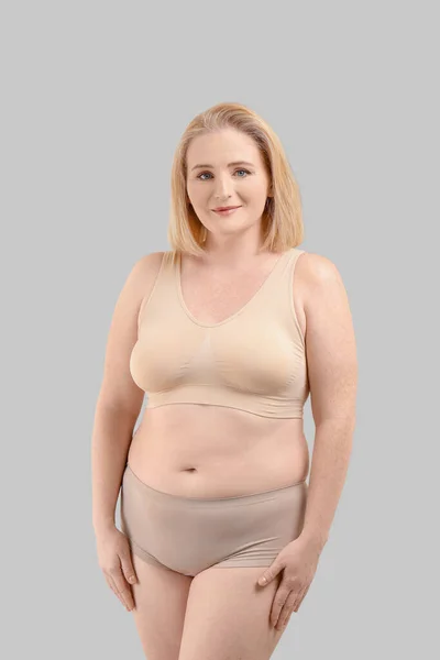 グレーの背景に太りすぎの女性 — ストック写真