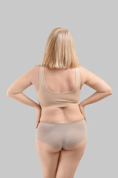 Übergewichtige Frau Auf Grauem Hintergrund — Stockfoto