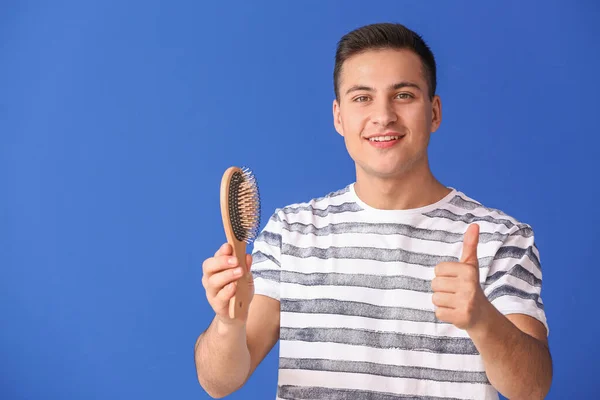 Saç Fırçalı Yakışıklı Genç Adam Arka Planda Baş Parmak Hareketi — Stok fotoğraf