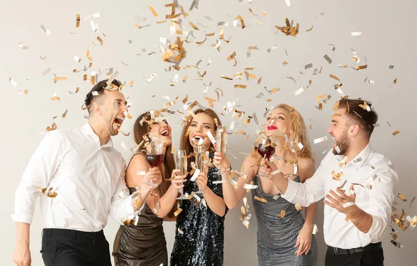 Pessoas Felizes Com Copos Bebidas Alcoólicas Confetes Fundo Cinza — Fotografia de Stock