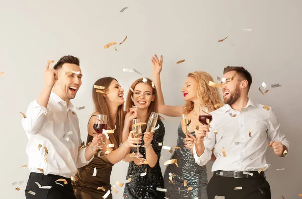 Pessoas Felizes Com Copos Bebidas Alcoólicas Confetes Fundo Cinza — Fotografia de Stock