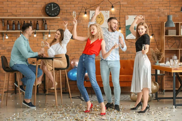 Jóvenes Teniendo Fiesta Casa —  Fotos de Stock