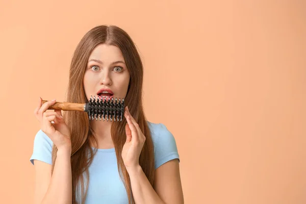 Surprised Young Woman Hair Brush Color Background — Stock Photo, Image