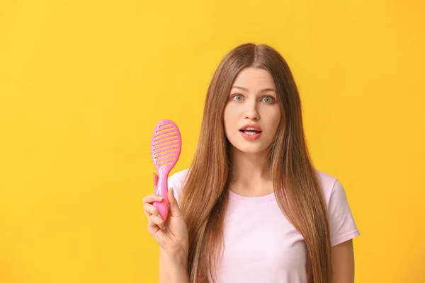 Surpreendida Jovem Mulher Com Escova Cabelo Fundo Cor — Fotografia de Stock