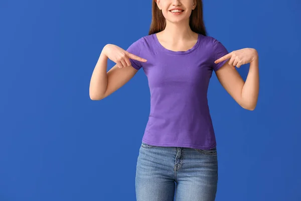 Ung Kvinde Stilfuld Shirt Farve Baggrund - Stock-foto