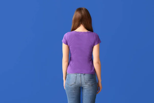 Mujer Joven Elegante Camiseta Sobre Fondo Color —  Fotos de Stock