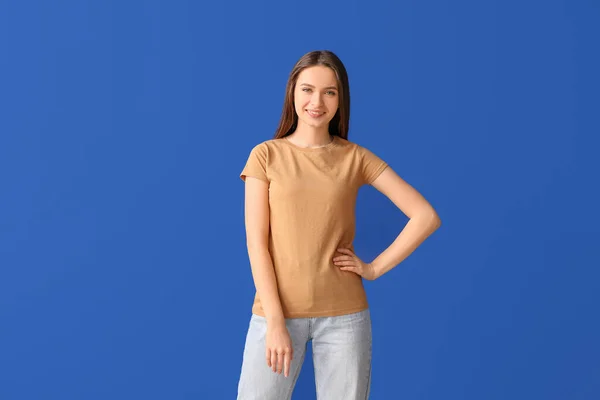 Mujer Joven Elegante Camiseta Sobre Fondo Color —  Fotos de Stock