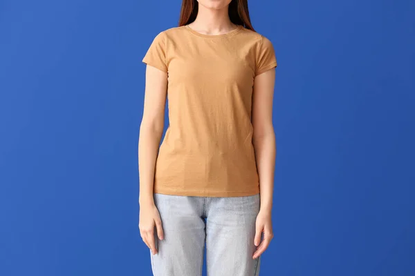 Junge Frau Stylischem Shirt Auf Farbigem Hintergrund — Stockfoto