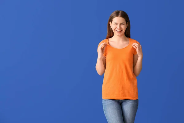Młoda Kobieta Stylowej Koszulce Tle Koloru — Zdjęcie stockowe