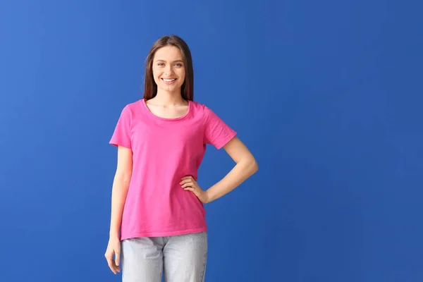 Junge Frau Stylischem Shirt Auf Farbigem Hintergrund — Stockfoto