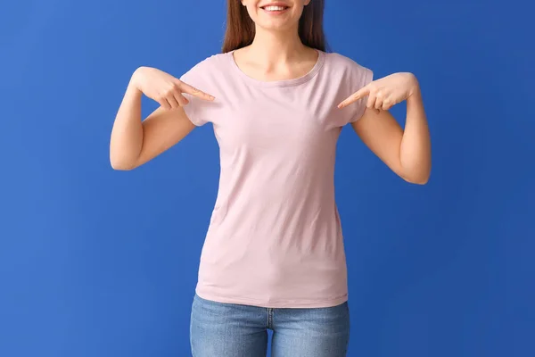 Jovem Mulher Elegante Shirt Sobre Fundo Cor — Fotografia de Stock