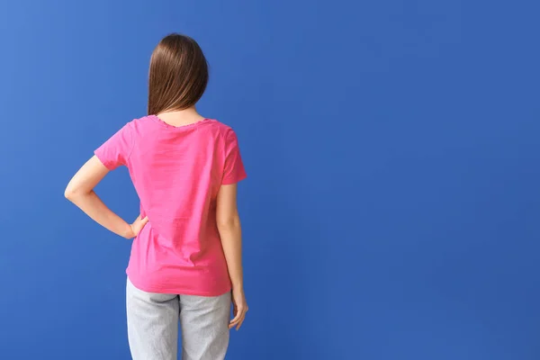 Renkli Tişörtlü Genç Bir Kadın — Stok fotoğraf