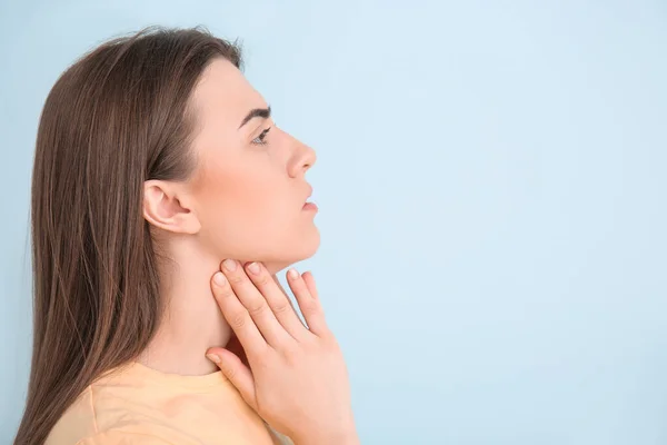 Mujer Joven Revisando Glándula Tiroides Fondo Color — Foto de Stock