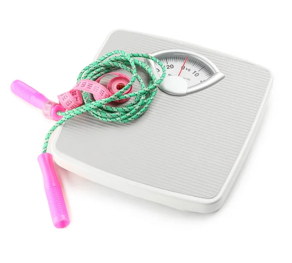 Gewichtsweegschalen Met Springtouw Witte Achtergrond Slimming Concept — Stockfoto