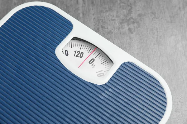 Gewichtswaagen Auf Grauem Hintergrund Nahaufnahme Schlankheitskonzept — Stockfoto