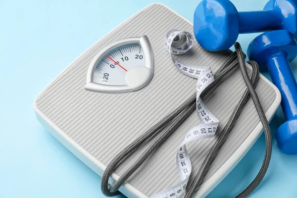 Gewichtsweegschalen Met Meetlint Springtouw Halters Kleurenachtergrond Slimming Concept — Stockfoto