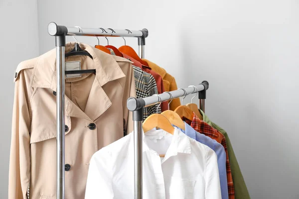 Rack Met Kleding Lichte Achtergrond — Stockfoto