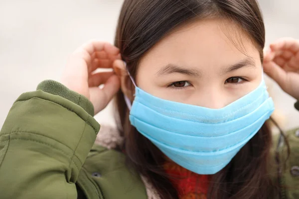 Little Asian Girl Wearing Protective Mask City Street Concept Epidemic — Stock Photo, Image