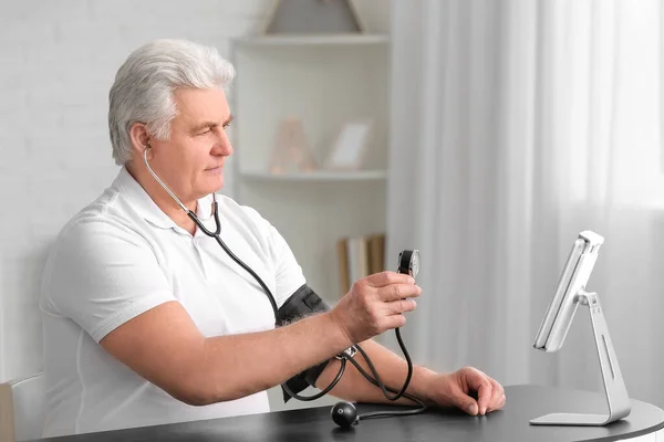 Starszy Mężczyzna Video Czat Lekarzem Domu — Zdjęcie stockowe