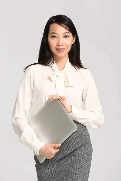 Retrato Jovem Empresária Asiática Com Laptop Fundo Claro — Fotografia de Stock