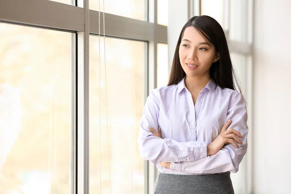 Porträtt Ung Asiatisk Affärskvinna Nära Fönster Ämbetet — Stockfoto