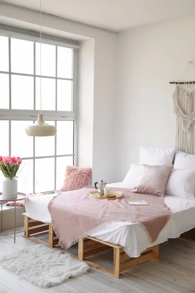 Interior Hermoso Dormitorio Moderno Con Flores Primavera —  Fotos de Stock