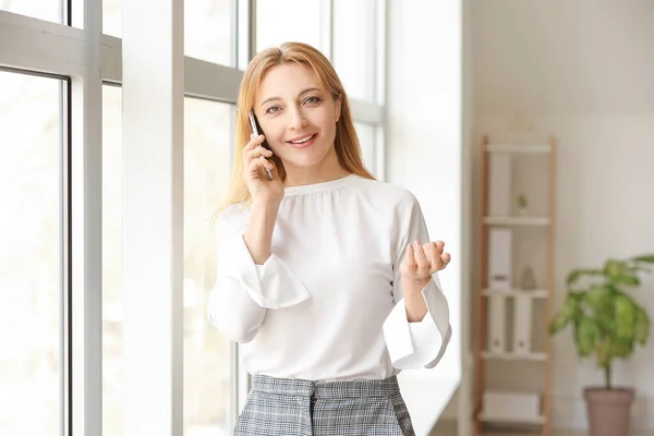Portret Stylowej Bizneswoman Rozmawiającej Przez Telefon Biurze — Zdjęcie stockowe
