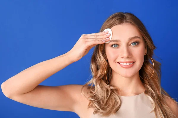 Mooie Jonge Vrouw Verwijderen Van Make Tegen Kleur Achtergrond — Stockfoto