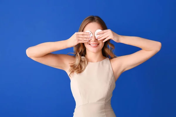 Hermosa Joven Mujer Quitando Maquillaje Contra Fondo Color —  Fotos de Stock