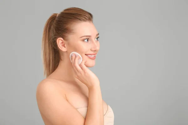 Beautiful Young Woman Cotton Pad Grey Background — Stock Photo, Image