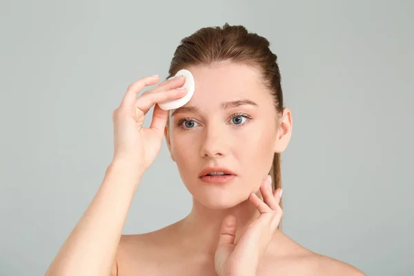 Mooie Jonge Vrouw Met Katoenen Pad Grijze Achtergrond — Stockfoto