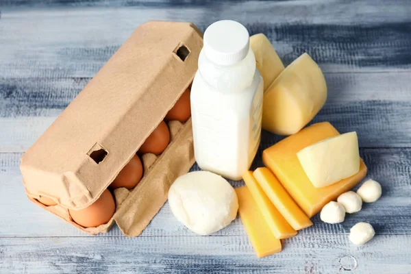 Verschiedene Milchprodukte Auf Holztisch — Stockfoto