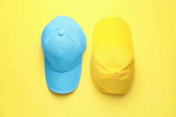 Blank Caps Color Background — Stock Photo, Image